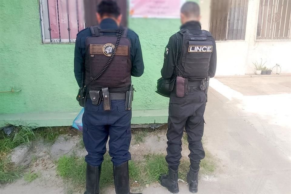 Con equipo táctico, arma, aros aprehensores y uniforme de la Policía, fueron detenidos un par de sujetos en Tlajomulco.