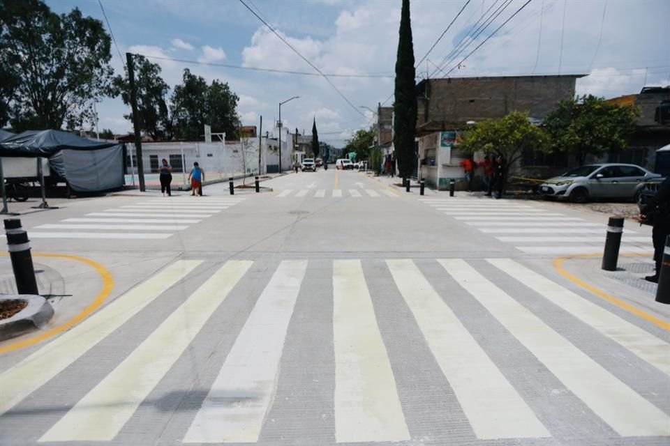 Como parte del proyecto de un circuito, donde va incluida la Avenida La Tijera, se entregó la etapa uno de la Calle Clavel, en López Mateos Sur.