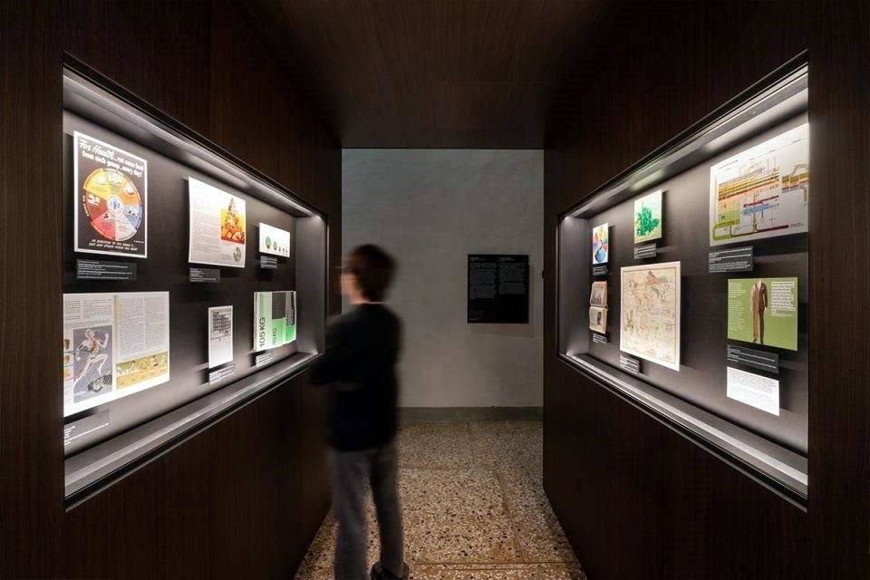 Impresiones y documentos históricos son parte de la exposición.