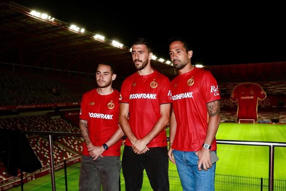 Elementos de los Diablos Rojos portaron la nueva camiseta.