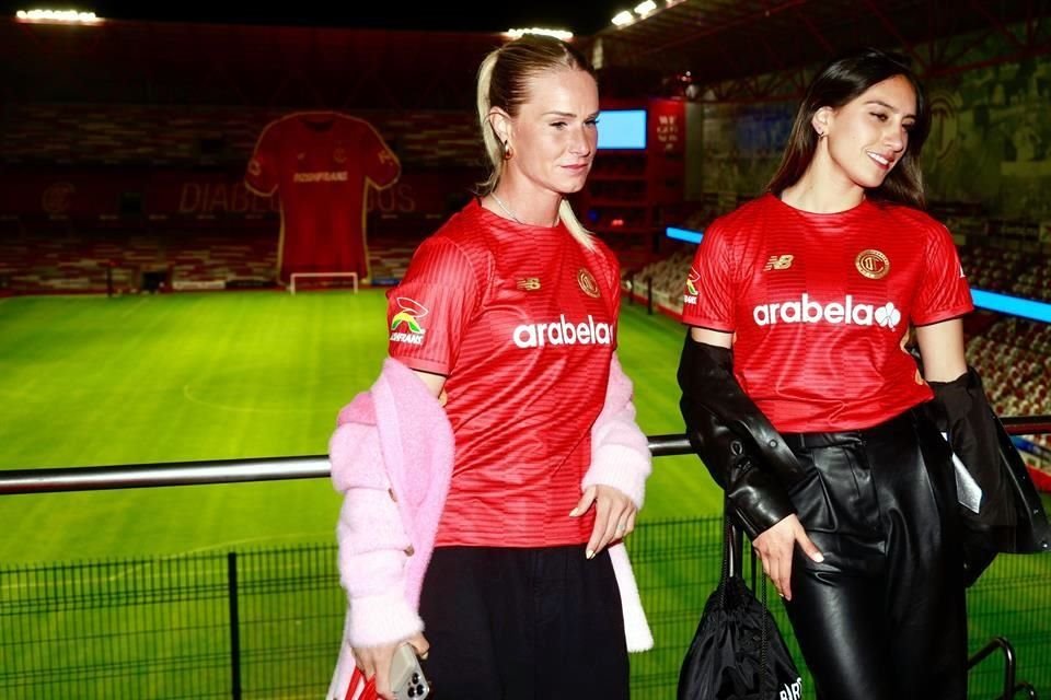 También se presumió la playera del conjunto femenil, misma que portaron Amandine Henry y Karla Martínez.