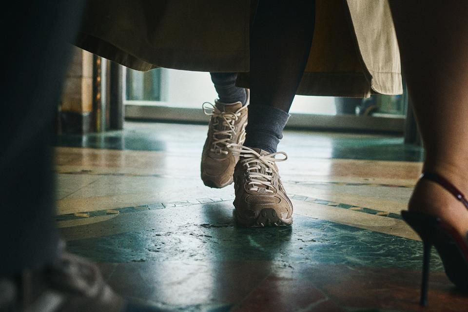 La campaña incluye el debut de Rosalía con las New Balance 204L, el nuevo modelo lifestyle que fusiona siluetas retro con gamuza premium y detalles tecnológicos inspirados en los años 2000.