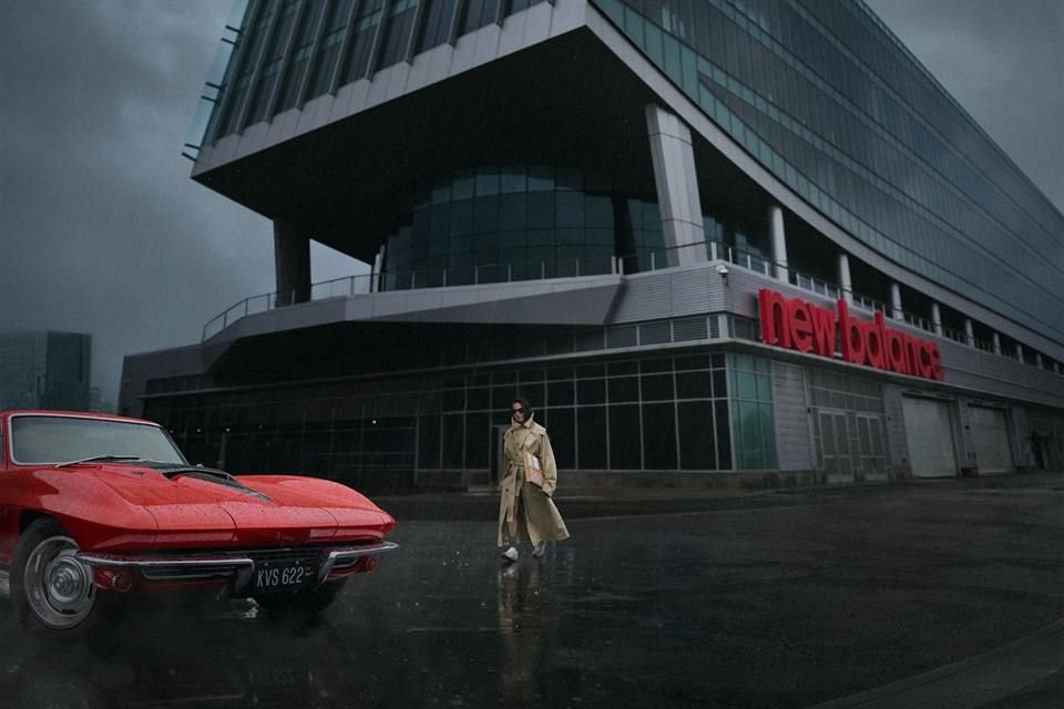 La historia comienza en la sede de New Balance en Boston, donde Rosalía inicia una misteriosa misión.