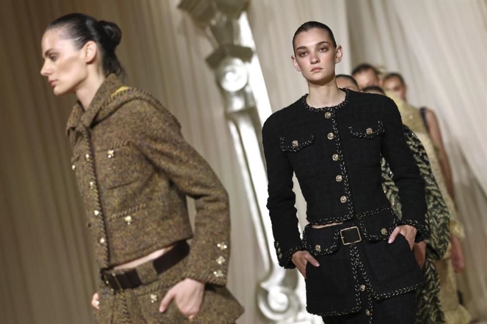 Chanel presentó su última colección antes del debut de Matthieu Blazy, con tweed, perlas y sobriedad en un desfile íntimo del Grand Palais.