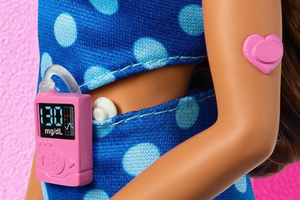 La nueva Barbie incluye un sensor de monitoreo continuo de glucosa (MCG) para medir en tiempo real los niveles de azúcar y una cinta médica en el brazo en forma de corazón rosa.