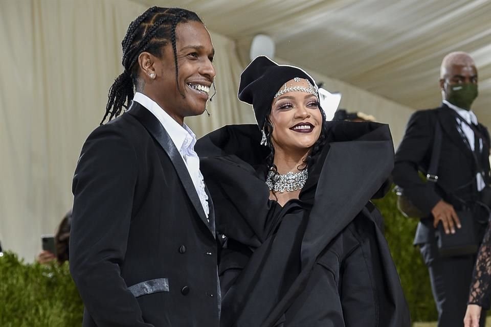 Rihanna cargaba a su hijo menor, Riot, de un año, mientras A$AP Rocky, vestido elegantemente, seguía con el pequeño RZA, de tres años.