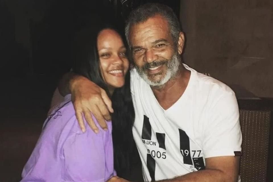 Rihanna viajó a Barbados con A$AP Rocky y sus hijos para despedir a su padre Ronald Fenty, quien falleció el pasado mes de mayo.