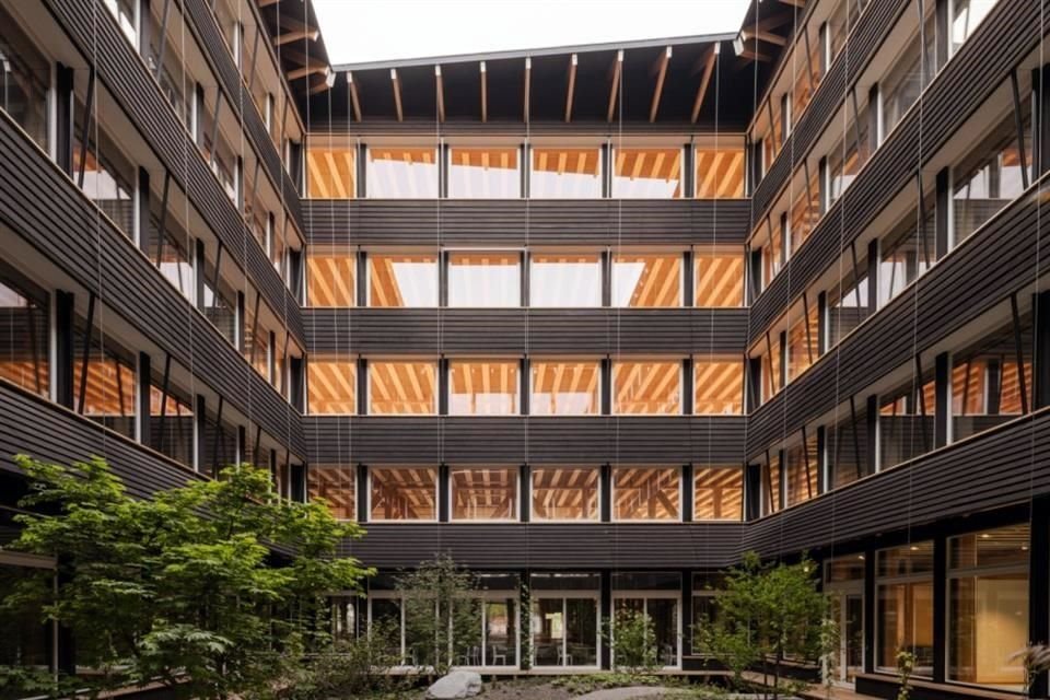 El edificio, con capacidad para 600 colaboradores, se organiza en torno a un atrio verde.