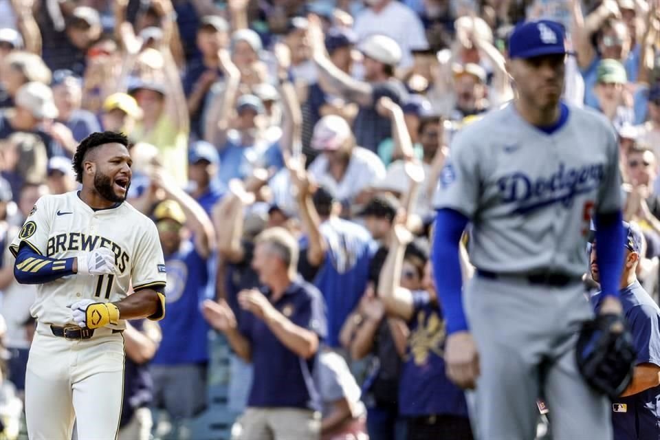 Jackson Chourio (izq.), de los Cerveceros de Milwaukee, reacciona después de conectar su sencillo en la décima entrada contra los Dodgers de Los Ángeles.