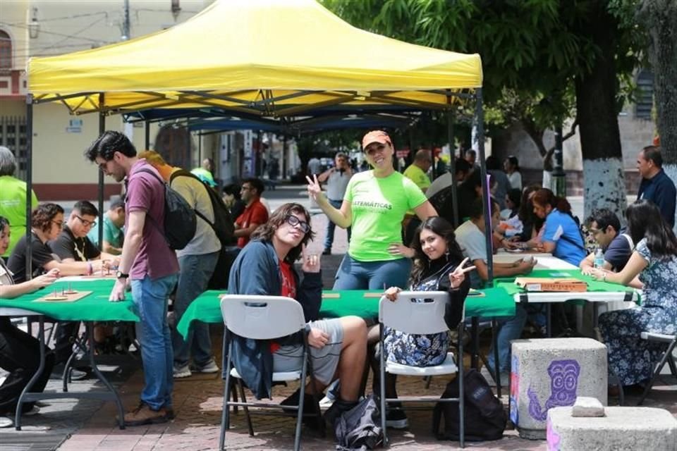 Alumnos del CUCEI acercan las matemáticas a la población con una dinámica en la explanada de la Rambla Cataluña.