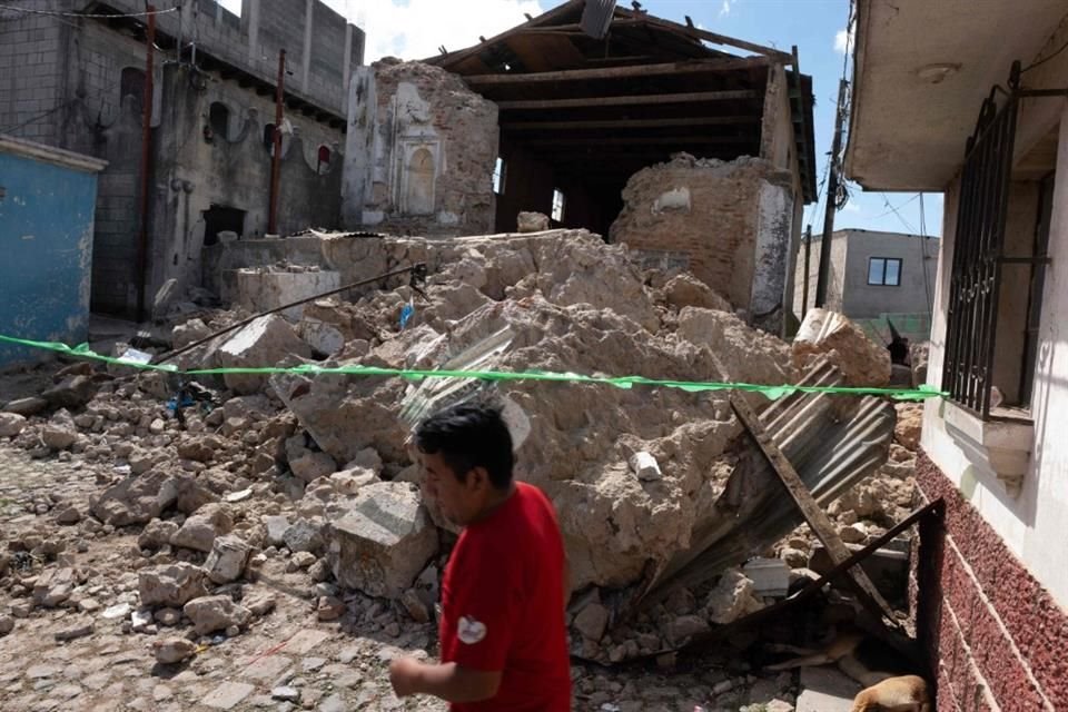 Un hombre camina por los escombros de una iglesia tras sismos en Guatemala, el 9 de julio del 2025.