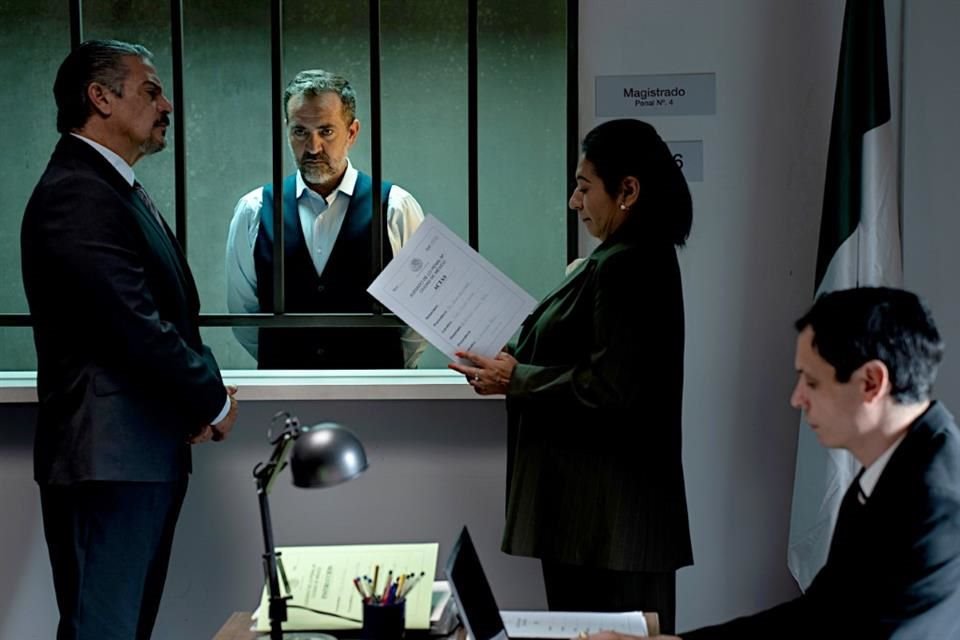 Una periodista y una policía investigan a un empresario corrupto y una red criminal en la segunda temporada de la serie 'Isla Brava'.