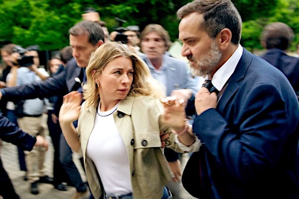 Camila Soler (Ludwika Paleta) es una periodista idealista.