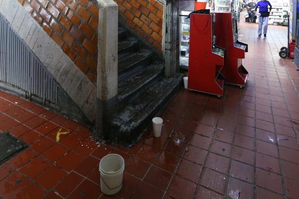 Locatarios colocan botes y cubetas en los pasillos del mercado para evitar accidentes de usuarios.