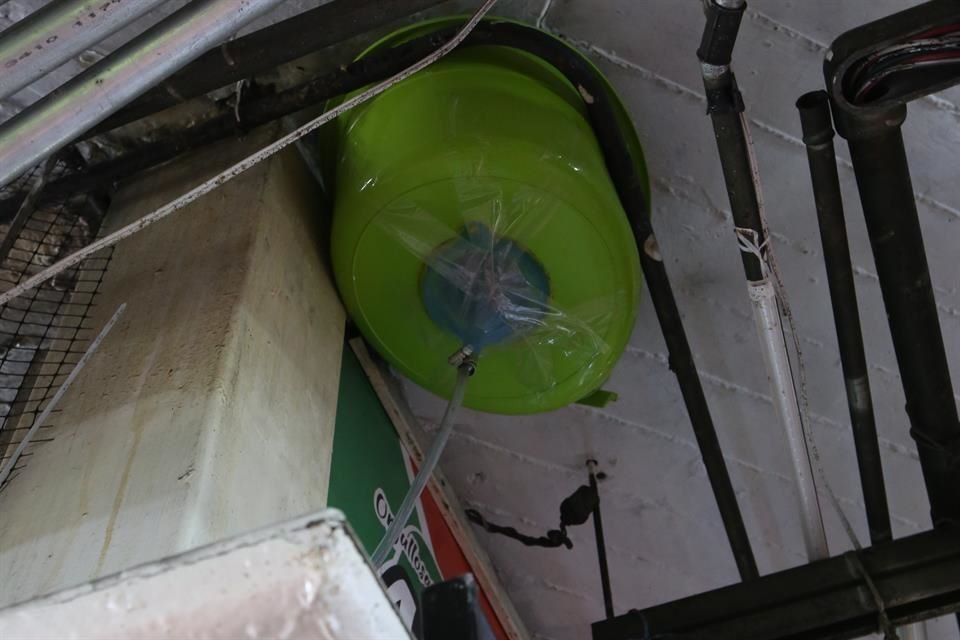 En la Cremería San Juan se improvisó un sistema para captar el agua que gotea del techo durante las lluvias.