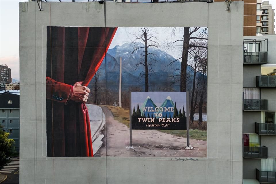 El artista Francisco Uzabeaga ideó un mural inspirado en la icónica serie de David Lynch;  se ubica en Curicó 244 (Curicó con Portugal), Santiago.