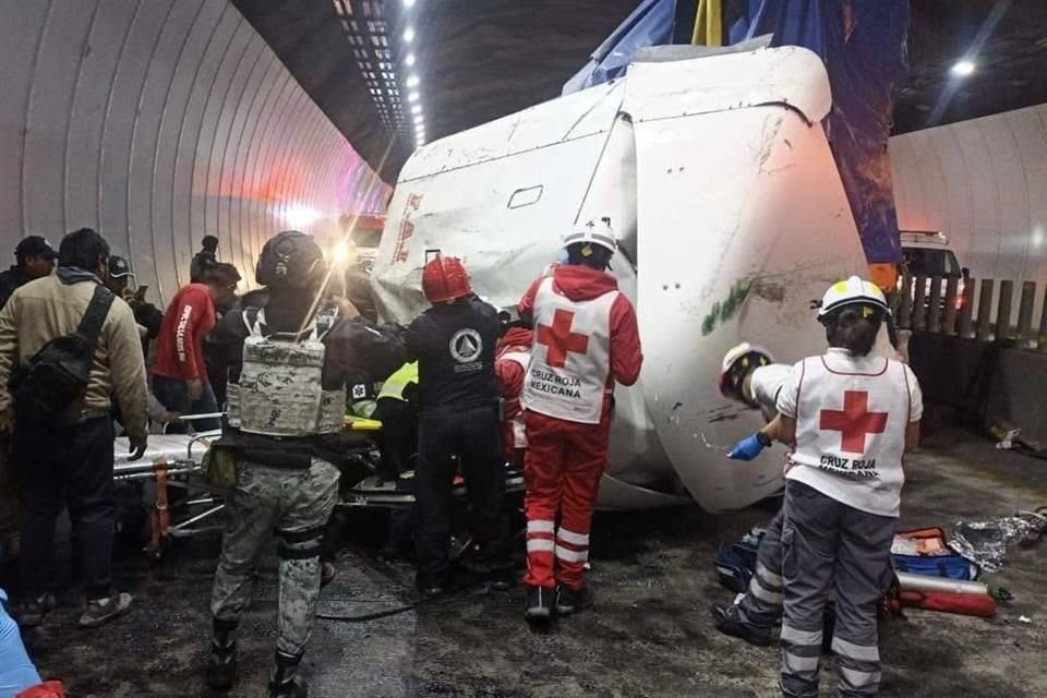 Según reportes de las autoridades, el choque fue provocado por un un camión de carga que circulaba en dirección hacia la Autopista Chamapa-La Venta.