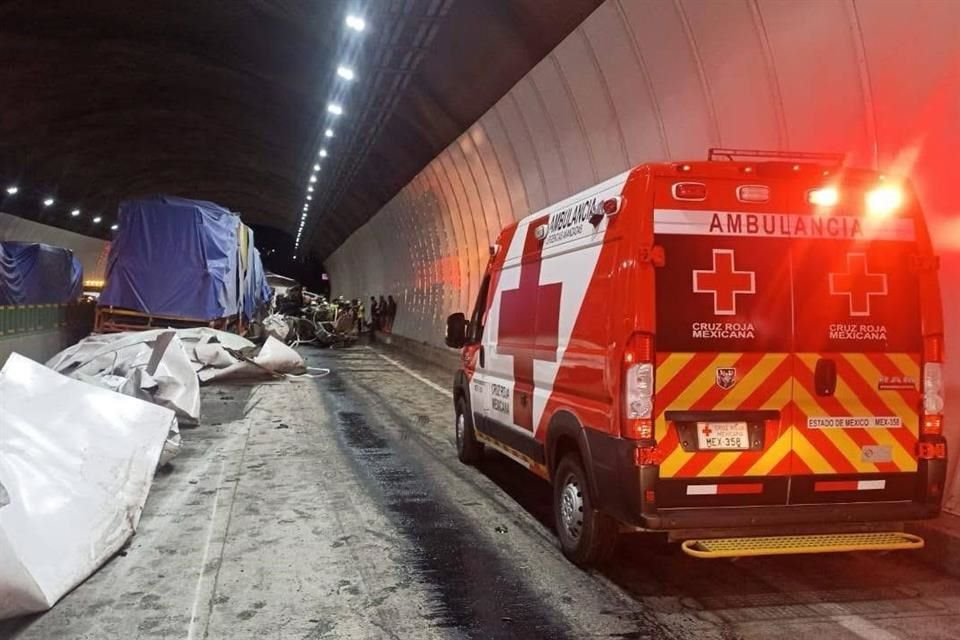 Al llegar a la altura del kilómetro 30+500, la unidad se quedó sin frenos y el conductor perdió el control, por lo que se estrelló contra el muro de contención y la cabina volcó.