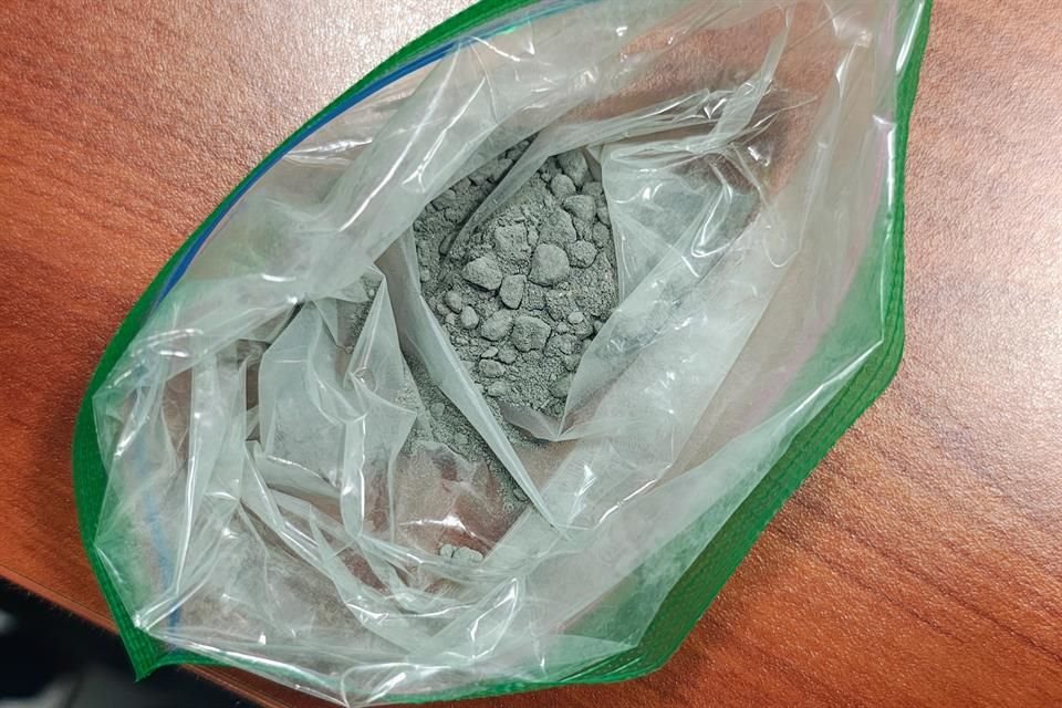 Autoridades presentaron un ejemplo del material que fue robado en Jalisco y que  contiene oro y plata.