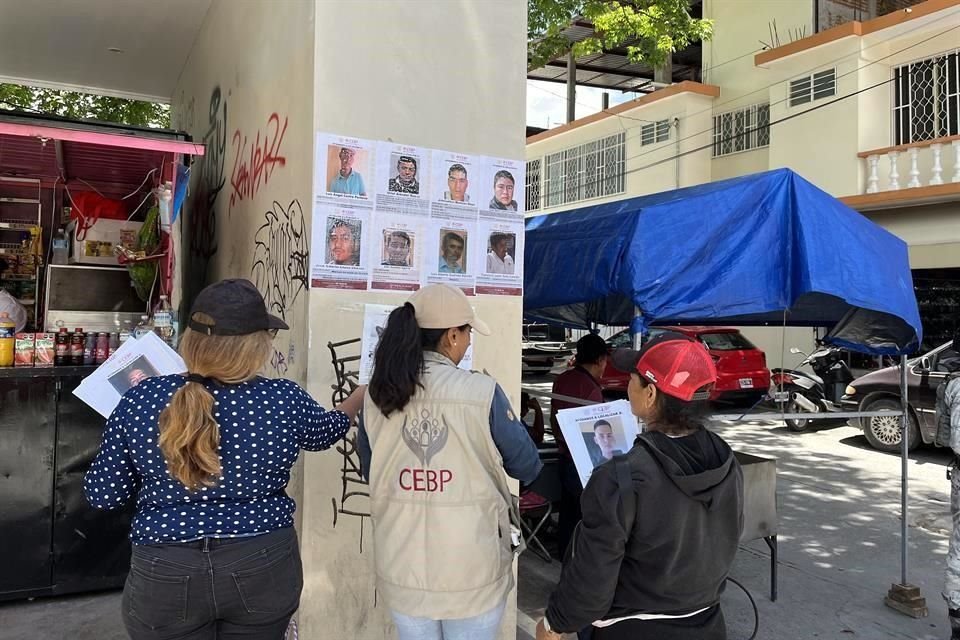 Buscadoras pegaron fichas de sus hijos desaparecidos.