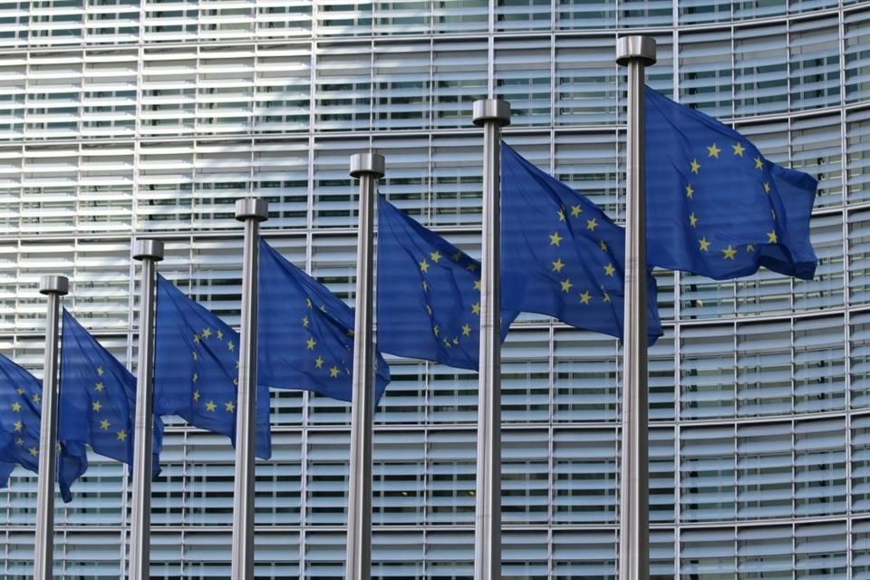 La UE presenta código de prácticas de IA para ayudar a empresas a cumplir con normas en materia de protección de datos y seguridad.