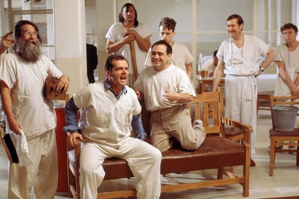 Michael Douglas, productor de 'Atrapado Sin Salida', celebró los 50 años del filme de culto junto a uno de sus protagonistas, Danny DeVito.