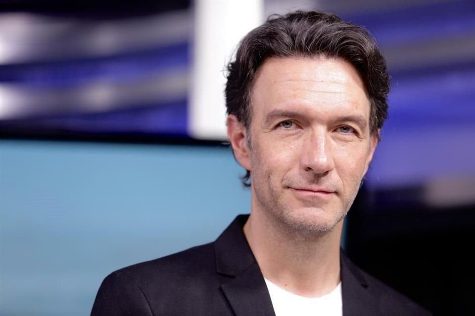 El cantante Leonardo De Lozanne estrena su nuevo sencillo.