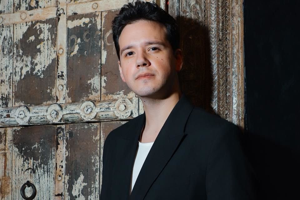 El joven cantante Axel Muñiz agradece los aprendizajes musicales que le enseñaron su abuelo, Marco Antonio, y su padre, Coque.