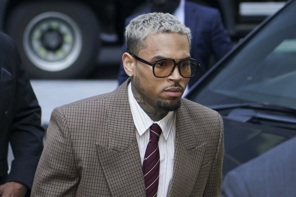 Chris Brown se declaró no culpable de dos cargos adicionales por agresión en Londres; juicio inicia en octubre de 2026.