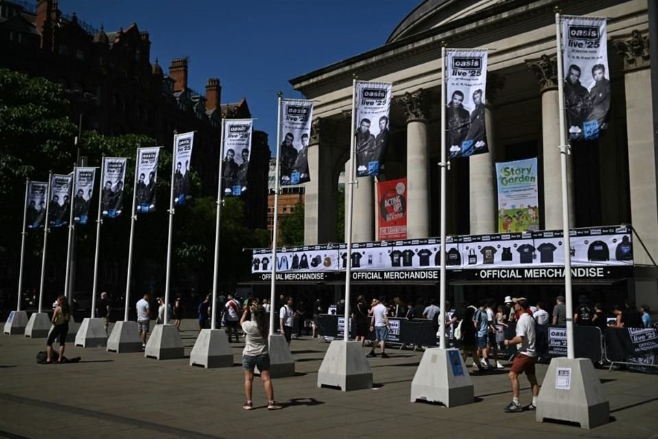 En los años 90, Mánchester estaba en la cúspide de su gloria cultural. Oasis dominaba las ondas, sucediendo a leyendas de la ciudad como Joy Division y The Smiths.
