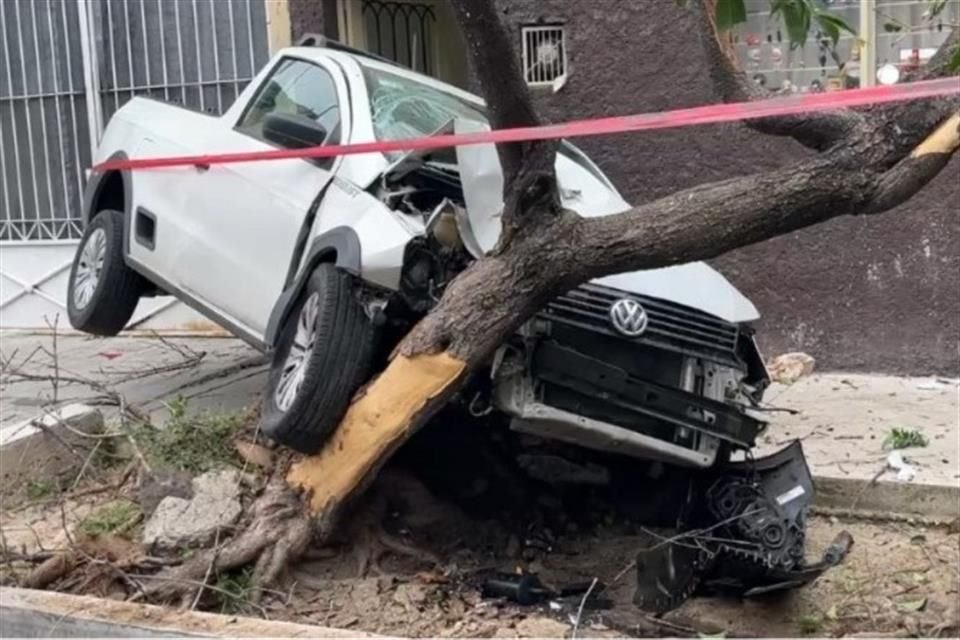 El vehículo que chocó contra la camioneta e hizo que se impactara contra un árbol, se dio a la fuga.