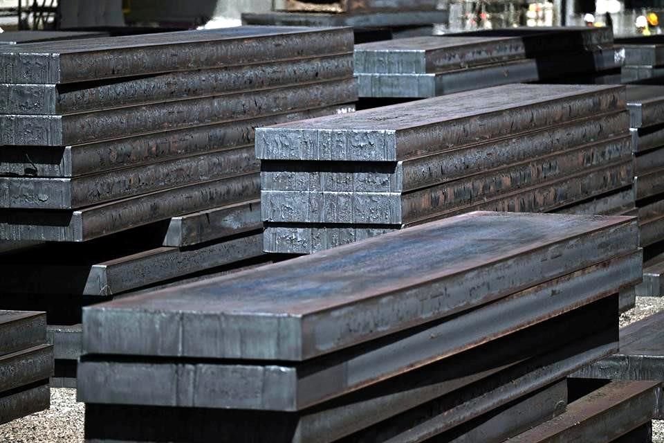 Según la ley de 2021, el gobierno estadounidense asume que cualquier cosa fabricada, incluso parcialmente, en el centro manufacturero chino de Xinjiang se produce con trabajo forzado y no puede importarse a Estados Unidos.