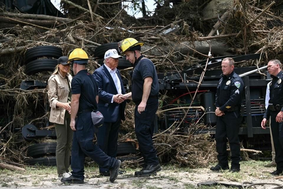 Donald Trump recorre la zona devastada por las inundaciones en Texas, que dejaron al menos 120 muertos y 160 desparecidos.