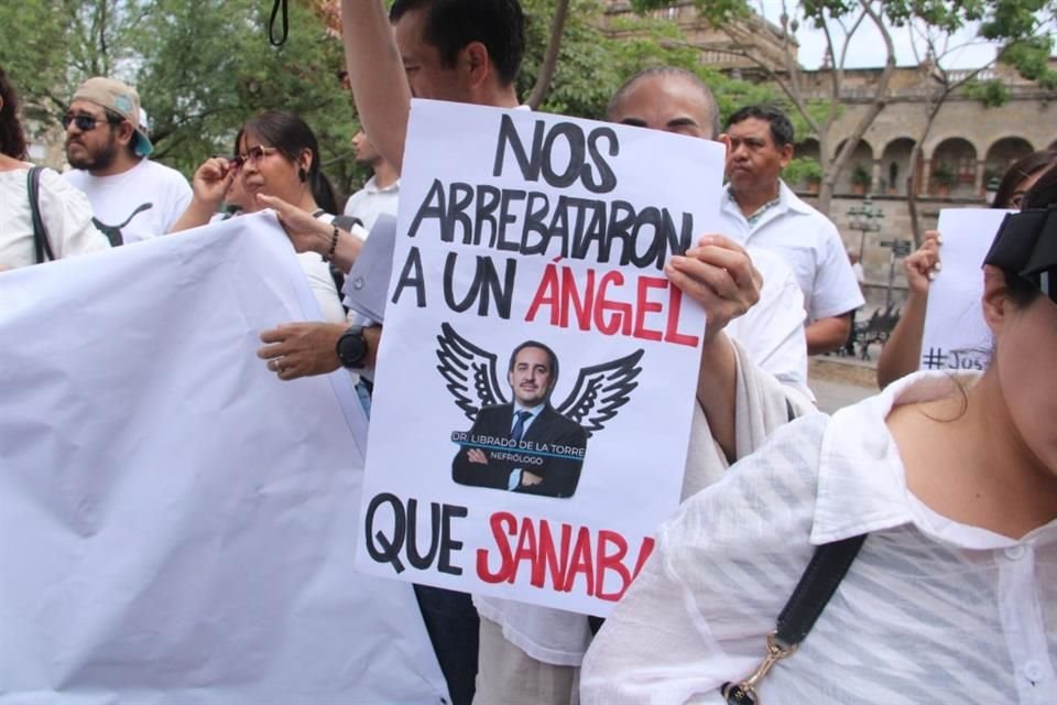 Familiares, compañeros y pacientes del nefrólogo Librado de la Torre, protestaron por su asesinato.