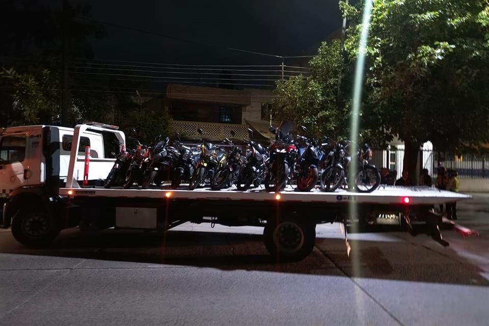 Motocicletas aseguradas por la Policía Vial de Jalisco en rodadas sobre Avenida Revolución y la Calle Medrano.