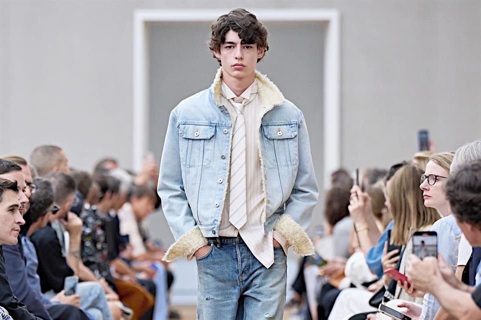 Jonathan Anderson debutó con su colección masculina para Dior, reinventando los archivos de la maison con una mirada fresca y moderna.