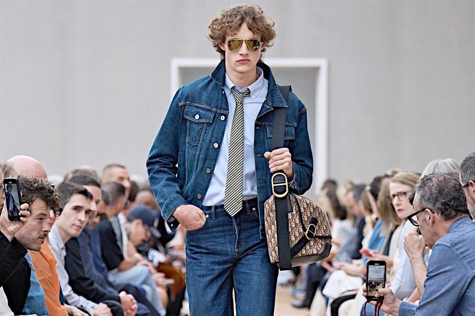 Jonathan Anderson debutó con su colección masculina para Dior, reinventando los archivos de la maison con una mirada fresca y moderna.