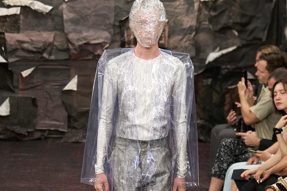 La pasarela fue montada en un sótano parisino con muros descascarados, remaches metálicos y papel tapiz desgarrado. El espacio evocó ruinas góticas, reforzando la atmósfera melancólica y barroca.