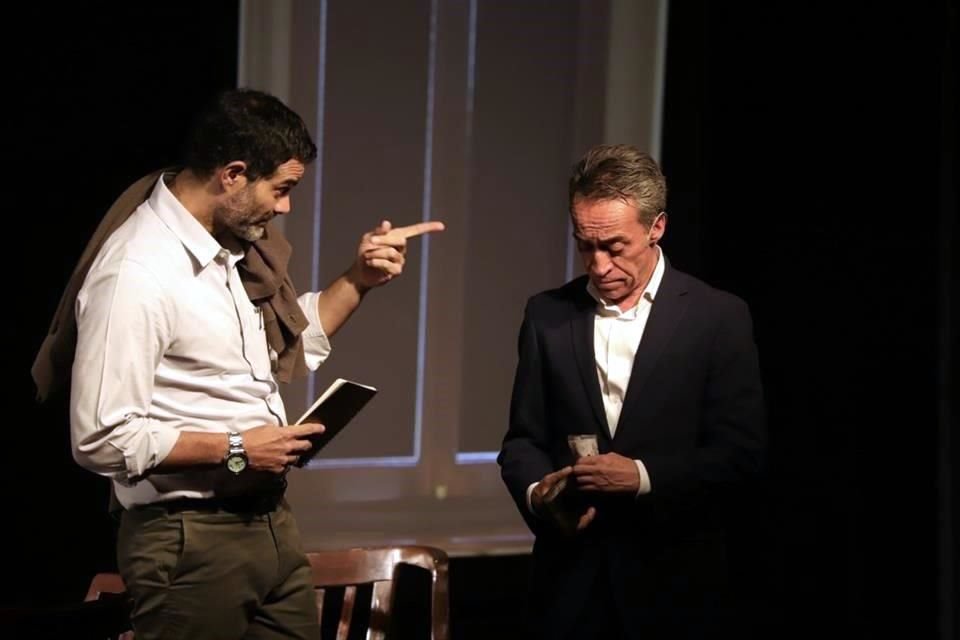 Luis Roberto Guzmán y Roberto Sosa protagonizan la obra 'Por la punta de la nariz'.