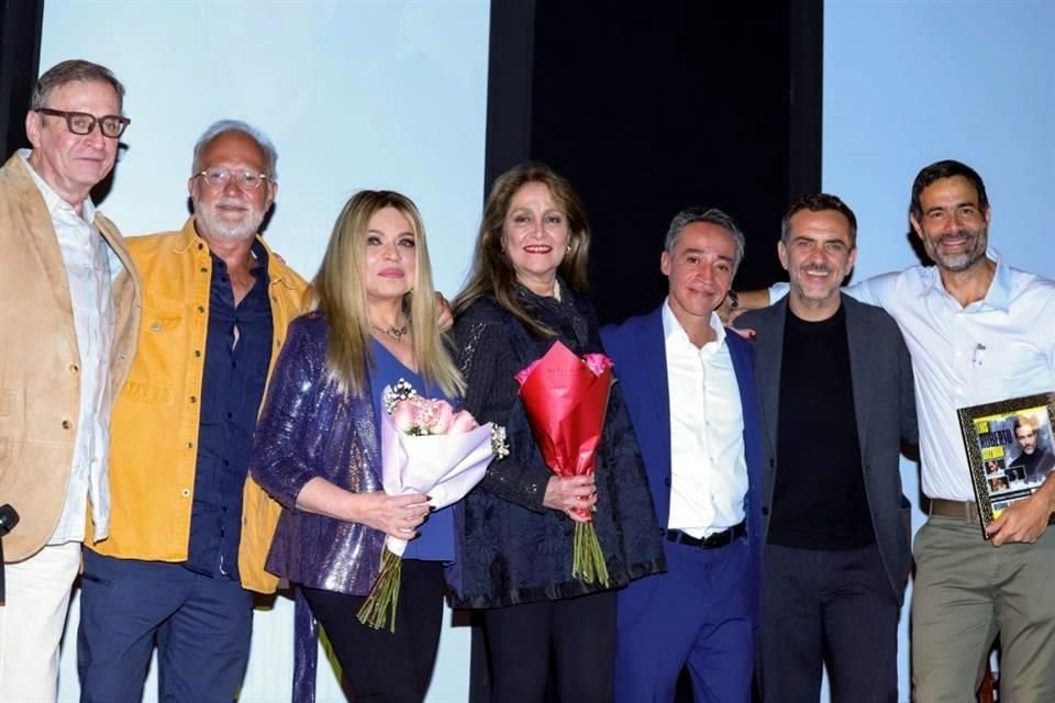 Daniela Romo, Flavio Medina y Ednita Nazario fungieron como padrinos.