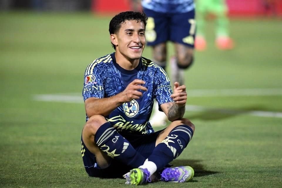 Alejandro Zendejas celebrated Diogo Jota's goal after scoring America's first goal of the 2025 Apertura.