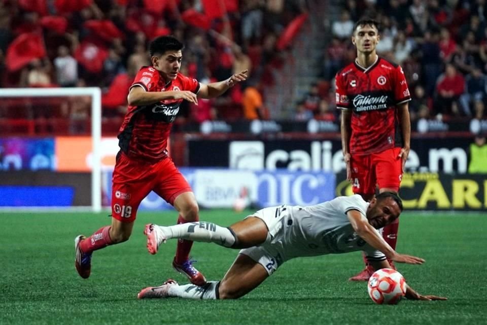 El juvenil Gilberto Mora fue titular con los Xolos.