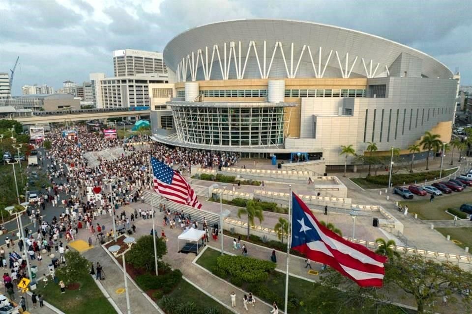 Vista aérea muestra a personas haciendo cola afuera del Coliseo de Puerto Rico para asistir al primer espectáculo de la residencia de 30 fechas del cantante puertorriqueño Bad Bunny