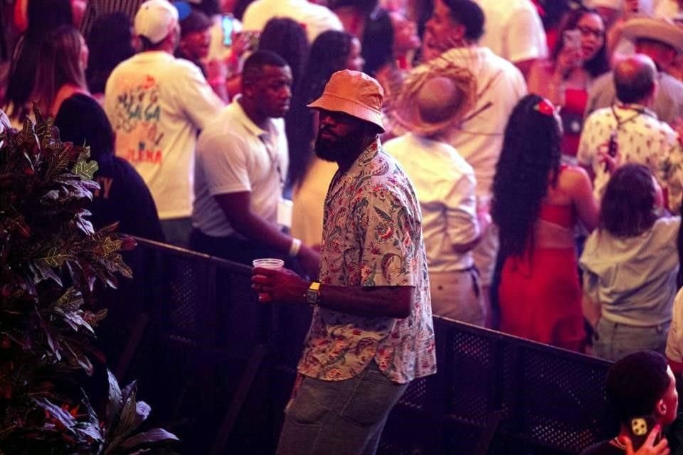 El jugador de baloncesto estadounidense LeBron James asistió al primer espectáculo de la residencia de 30 fechas del cantante puertorriqueño Bad Bunny.