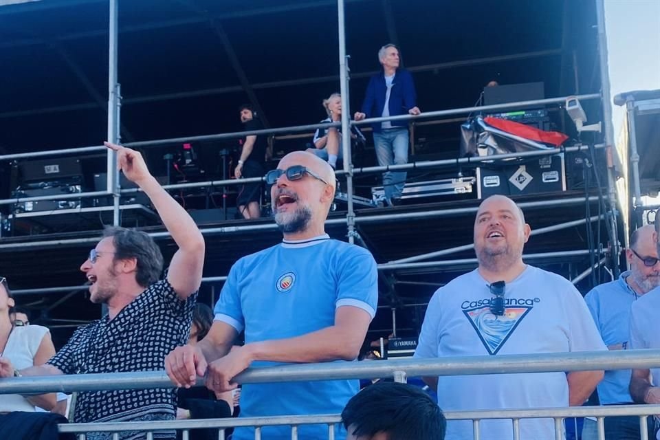 Pep Guardiola llevó una playera del Manchester City para el concierto de Oasis.