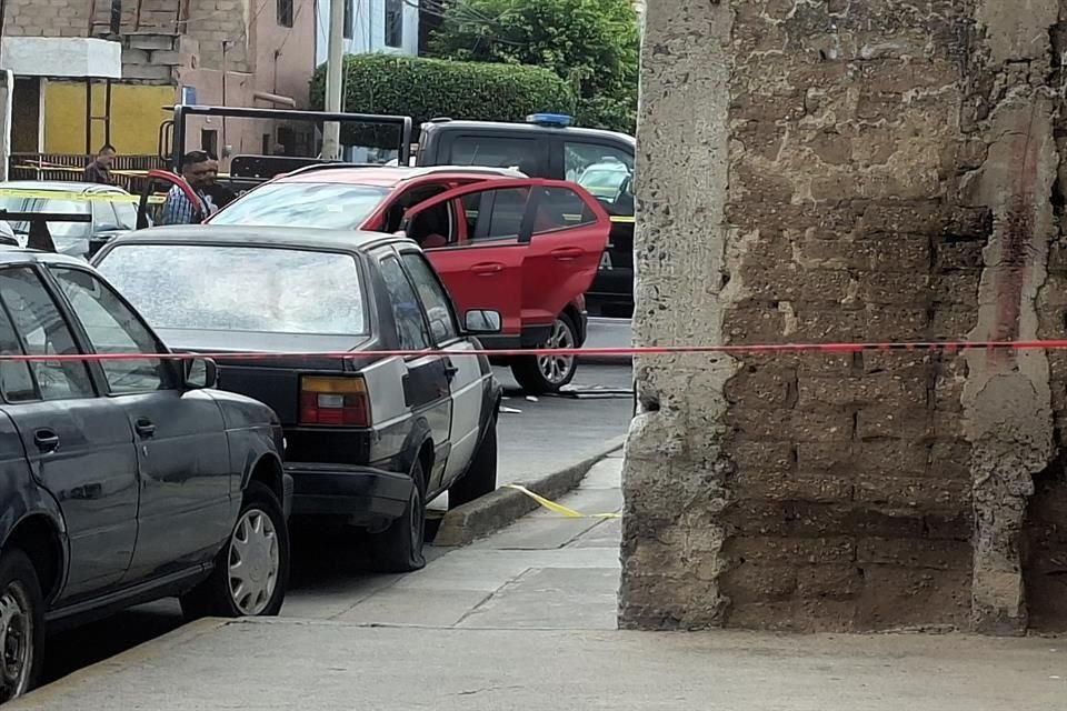 Una mujer murió cuando recibía atención médica, luego de ser atacada a balazos cuando manejaba por la Colonia Echeverría, en Guadalajara.
