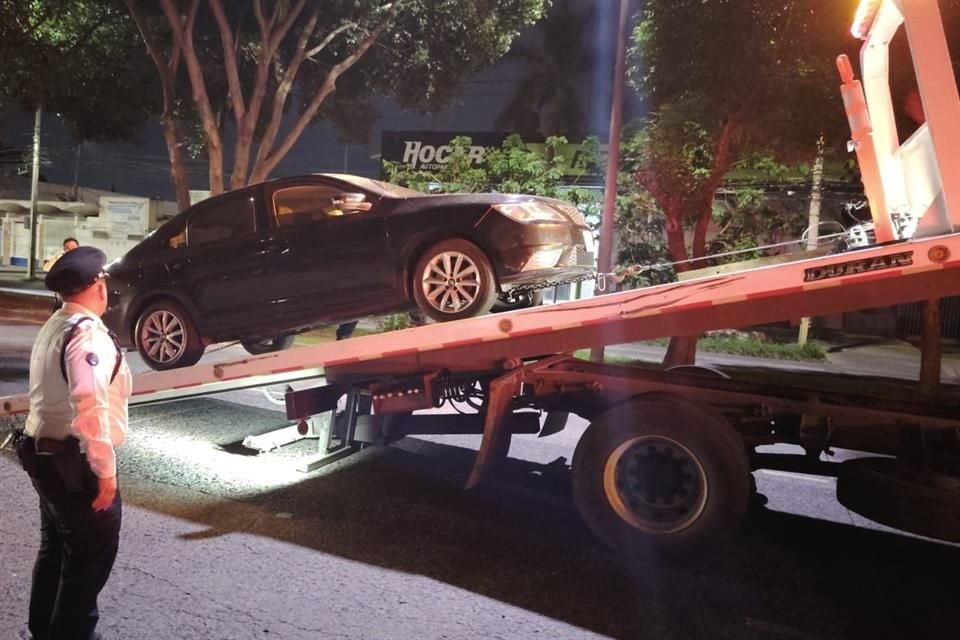 Aseguran tres automóviles que jugaban arrancones en la Calzada González Gallo de Guadalajara.