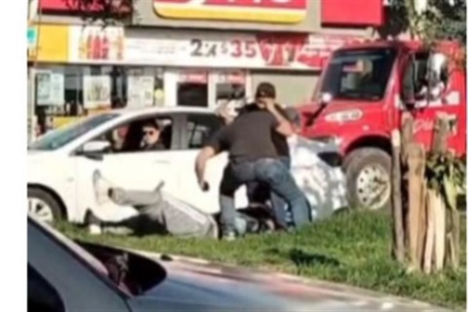 Una riña escaló hasta afectar a automovilistas que circulaban por la Avenida Tepeyac y Mariano Otero, en Zapopan y dejó como saldo a dos personas lesionadas luego de que fueron golpeadas con un bat.