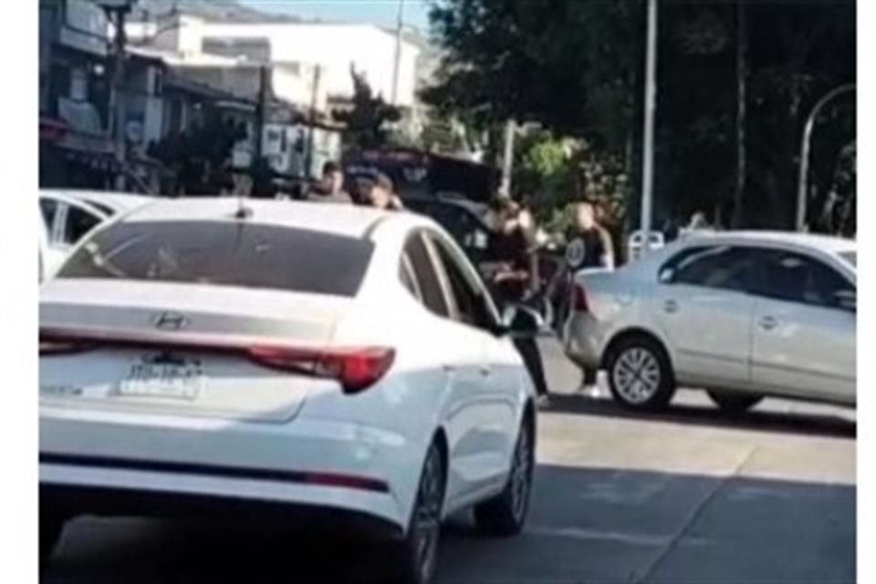 Una riña escaló hasta afectar a automovilistas que circulaban por la Avenida Tepeyac y Mariano Otero, en Zapopan y dejó como saldo a dos personas lesionadas luego de que fueron golpeadas con un bat.
