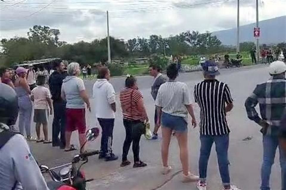 Ante el desabasto por fallas en un pozo profundo, el Gobierno de Tlajomulco tiene que surgir agua en pipas al Fraccionamiento Valle de los Encinos.